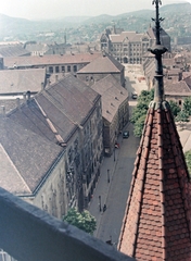 Magyarország, budai Vár, Budapest I., Fortuna utca, háttérben az Országos Levéltár épülete (a Mátyás-templom tornyából fotózva)., 1956, Fortepan, színes, utcakép, háztető, látkép, neoromán építészet, Budapest, Pecz Samu-terv, Fortepan #890