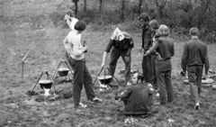 Magyarország, Veszprém, VIII. Országos Ifjúgárda Szemle., 1977, Urbán Tamás, tábortűz, bogrács, tornacipő, csákó, papírcsákó, főzés, Fortepan #89039