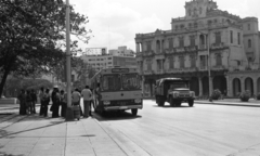 Kuba, Havanna, Parque Martires del 71, az Agramonte torkolata felé nézve., 1978, Urbán Tamás, autóbusz, teherautó, ZIL-márka, sorbanállás, Fortepan #89076