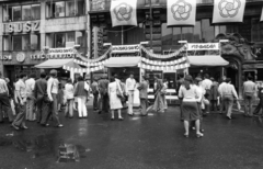 Magyarország, Budapest V., Vörösmarty tér, a VIT-utca rendezvénysorozat egyik helyszíne, háttérben a 4. és 5. számú épület., 1978, Urbán Tamás, Ibusz, neon felirat, Budapest, Világifjúsági és Diáktalálkozó, embléma, Fortepan #89116