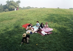 Magyarország, Városliget, Budapest XIV., Királydomb (Szánkódomb), élőkép Szinyei Merse Pál Majális című festménye alapján., 1979, Urbán Tamás, színes, Budapest, Fortepan #89228