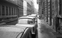 Magyarország, Budapest VII., Nagy Diófa utca a Dohány utca irányából a Wesselényi utca felé nézve., 1979, Urbán Tamás, Trabant-márka, Budapest, lomtalanítás, országjelzés, Fortepan #89246