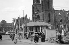 Németország, Drezda, Postplatz, előtérben a Zsófia-templom (Sophienkirche) romjai (1962-63-ban lebontották), háttérben a Zwinger., 1956, Gyöngyi, autóbusz, zászló, buszmegálló, NDK, épületkár, Fortepan #8930