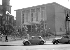 Németország, Drezda, George-Bähr-Strasse a Nürnberger Strasse - Bergstrasse keresztezödése felől. Közlekedési Főiskola (Hochschule für Verkehrswesen "Friedrich List"), Közlekedéstudományi Nap 1956. június 14-16., 1956, Gyöngyi, NDK, automobil, Fortepan #8931