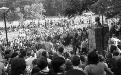 Hungary, Szentendre, Lajosforrás turistaközpont, a Ságvári Endre emléktúra résztvevői a politikus emlékművénél., 1975, Urbán Tamás, excursion, Endre Ságvári-portrayal, Fortepan #89310