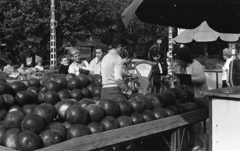 Magyarország, Budapest XIII., Lehel (Élmunkás) tér a piac sarkától a Victor Hugo utca felé nézve., 1976, Urbán Tamás, piac, dinnye, Budapest, mérleg, Fortepan #89317