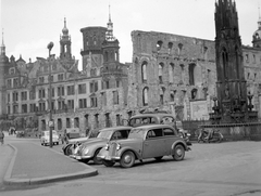 Németország, Drezda, Sophienstrasse a Postplatz felöl fényképezve. Szemben balra a Drezdai Kastély (Residenzschloss) romjai, jobbra a Taschenbergpalais romjai. Utóbbi előtt a Cholerabrunnen., 1956, Gyöngyi, autóbusz, motorkerékpár, NDK, épületkár, jelzőtábla, automobil, IFA F9, DKW F5/F7/F8, Fortepan #8932