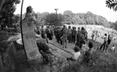 Hungary, Szentendre, Lajosforrás turistaközpont, a Ságvári Endre emléktúra résztvevői a politikus emlékművénél., 1975, Urbán Tamás, excursion, Fortepan #89322