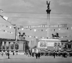 Magyarország, Budapest XIV., Hősök tere., 1952, Fortepan, Lenin-ábrázolás, politika, politikai dekoráció, Sztálin ábrázolás, Karl Marx-ábrázolás, Friedrich Engels-ábrázolás, Budapest, Gábriel arkangyal-ábrázolás, Fortepan #8933