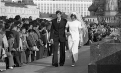 Russia, Moscow, Vörös tér, a felvétel a a Lenin mauzóleum előtt készült, háttérben jobbra a Vaszilij Blazsennij székesegyház, 1975, Urbán Tamás, Soviet Union, wedding ceremony, bride, Fortepan #89339