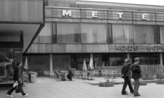 Russia, Moscow, Novij Arbat (ekkor Kalinyin) sugárút, a felvétel a Metyelica cukrászda előtt készült., 1975, Urbán Tamás, Soviet Union, pastry shop, Cyrillic alphabet, Fortepan #89345