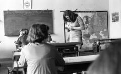 Hungary, Budapest XI., Villányi út 27., József Attila (később Budai Ciszterci Szent Imre) Gimnázium., 1976, Urbán Tamás, map, classroom, camera, crest, photography, blackboard, school desk, Budapest, national emblem, Fortepan #89361