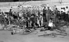 Hungary, Budapest XIV., Szabó József utca, Millenáris sporttelep., 1976, Urbán Tamás, bicycle, Budapest, racing bicycle, sweater, sitting on the ground, Fortepan #89371