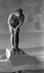 Hungary, Kecskemét, Izsáki út, fedett uszoda. búvárúszók edzése., 1976, Urbán Tamás, swimming pool, swimfin, oxygen cylinder, starting block, Fortepan #89381