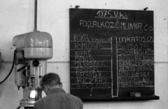 Magyarország, Aszód, Művelődésügyi Minisztérium 2. sz. Fiúnevelő Intézete, gépműhely., 1975, Urbán Tamás, iskolai tábla, fúrógép, Fortepan #89566