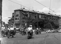 Magyarország, Budapest XII., Magyar Jakobinusok tere, balra a Városmajor utca torkolata. Budapesti Közlekedési Napok, gépjárművek felvonulása a FKBT szervezésében., 1969, Urbán Tamás, motorkerékpár, felvonulás, bukósisak, Jawa-márka, Csepel Pannonia, motoros szemüveg, Budapest, Fortepan #89578