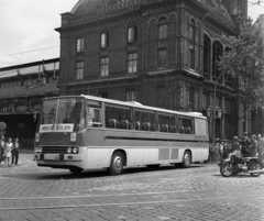 Magyarország, Budapest VI., Nyugati (Marx) tér a Nyugati pályaudvar előtt. Budapesti Közlekedési Napok, gépjárművek felvonulása a FKBT szervezésében., 1969, Urbán Tamás, autóbusz, magyar gyártmány, Ikarus-márka, BMW-márka, oldalkocsis motorkerékpár, Ikarus 260, rendszám, Budapest, Ikarus 250, Fortepan #89579