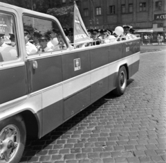 Magyarország, Budapest VI.,Budapest XIII., Nyugati (Marx) tér, háttérben a Westend-ház. Budapesti Közlekedési Napok, gépjárművek felvonulása a FKBT szervezésében., 1969, Urbán Tamás, autóbusz, magyar gyártmány, Ikarus-márka, fúvószenekar, BKV-szervezet, Ikarus 620/630, Budapest, Fortepan #89582