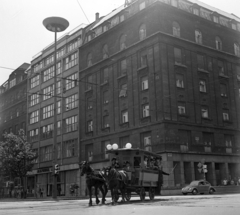 Magyarország, Budapest V., Múzeum körút - Kossuth Lajos utca sarok, Astoria szálló. Budapesti Közlekedési Napok, járművek felvonulása a FKBT szervezésében., 1969, Urbán Tamás, utcakép, lámpaoszlop, omnibusz, Volkswagen Bogár, Budapest, UFO-lámpa, Fortepan #89588