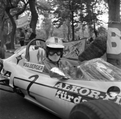 Magyarország, Népliget, Budapest X., Formula Vee futam 1969. május 11-én, a később futamgyőztes német Alfred Voglberger., 1969, Urbán Tamás, autóverseny, bukósisak, Budapest, Fortepan #89590