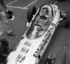 Magyarország, Népliget, Budapest X., Formula Vee futam 1969. május 11-én, a később futamgyőztes német Alfred Voglberger., 1969, Urbán Tamás, autóverseny, bukósisak, Budapest, Formula-V, Fortepan #89591