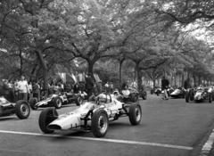 Magyarország, Népliget, Budapest X., Formula Vee futam 1969. május 11-én, előtérben a később futamgyőztes német Alfred Voglberger., 1969, Urbán Tamás, autóverseny, közönség, Budapest, Formula-V, Fortepan #89593