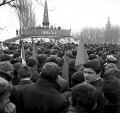 Magyarország, Vác, Szent László út, Honvéd emlékmű. Jobbra a Hétkápolna., 1970, Urbán Tamás, zászló, emlékmű, politika, címer, Kossuth címer, Fortepan #89613