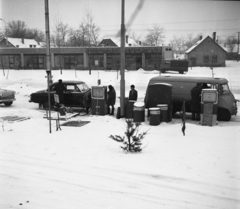 Magyarország, Veresegyház, Fő tér., 1970, Urbán Tamás, tél, Zuk-márka, benzinkút, GAZ M21 Volga, tankolás, Nysa-márka, Fortepan #89618