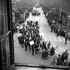 Magyarország, Cegléd, Szabadság tér a Rákóczi út felé nézve. Május 1-i felvonulás., 1968, Urbán Tamás, felvonulás, május 1, gyalogátkelő, Fortepan #89619