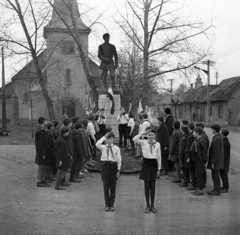 Magyarország, Gödöllő, Petőfi Sándor tér, Petőfi Sándor szobra (Turáni Kovács Imre, 1955.), Március 15-i ünnepség. Háttérben az evangélikus templom., 1969, Urbán Tamás, úttörő, templom, szobor, ünnepség, tisztelgés, fúvószenekar, Petőfi-ábrázolás, Fortepan #89637