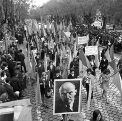 Magyarország, Cegléd, Szabadság tér a Rákóczi út felé nézve. Május 1-i felvonulás., 1966, Urbán Tamás, zászló, Lenin-ábrázolás, felvonulás, május 1, kockakő, Fortepan #89640