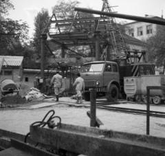 Magyarország, Budapest V., Károlyi kert, a metróépítés területe. A Károlyi-palota, Petőfi Irodalmi Múzeum oldalszárnya mögött az Eötvös Gimnázium épülete látszik., 1975, Urbán Tamás, Budapest, teherautó, építkezés, csille, autódaru, Ivenergomash SzMK-7, Fortepan #89646