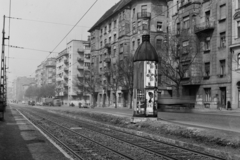 Magyarország, Budapest IX., Közraktár utca a Bakáts utca torkolata felé nézve, jobbra a Közraktár utca 26., 1962, UVATERV, forgalom, plakát, taxi, hirdetőoszlop, Moszkvics 407, rendszám, Mercedes 220, Skoda 706 RT/MT, Budapest, Fortepan #8965