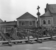 Magyarország, Szentendre, Fő (Marx) tér, készül a nyári Szentendrei Teátrum nézőtere, háttérben a Szerb (kalmár) kereszt., 1969, Urbán Tamás, utcakép, színház, kitüntetés, nézőtér, szerelés, rokokó stílus, Fortepan #89661