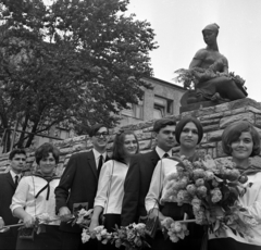 Magyarország, Szentendre, Római sánc köz (ekkor utca) 1., Móricz Zsigmond Gimnázium (később Petzelt József Szakközépiskola és Szakiskola). Lépcsőfeljárójának mellvédjén a Festő nőalak (Festőlány) szobra (Szabados Béla, 1960.)., 1969, Urbán Tamás, ballagás, matrózblúz, virágcsokor, Fortepan #89666