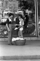 Hungary, Budapest VIII., Blaha Lujza tér, Corvin Áruház., 1984, Urbán Tamás, Show window, Budapest, basket, courting, Fortepan #89672