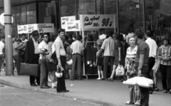 Magyarország, Budapest VIII., Blaha Lujza tér, Corvin Áruház., 1973, Urbán Tamás, Budapest, reklám ár, bőrönd, bukósisak, Fortepan #89714