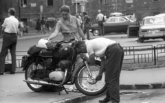 Hungary, Budapest VIII., Blaha Lujza tér, parkoló a Corvin Áruház előtt, háttérben a Rókus Kórház., 1972, Urbán Tamás, motorcycle, street view, genre painting, crash helmet, motorcycle repair, Budapest, Fortepan #89716