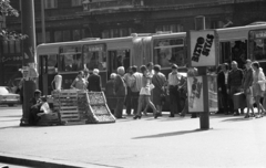 Magyarország, Budapest V., Ferenciek tere (Felszabadulás tér). Szemben a Királyi Bérpalota., 1973, Urbán Tamás, autóbusz, Ikarus-márka, árus, Ikarus 280, Budapest, Fortepan #89722