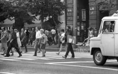 Magyarország, Budapest VII., Rákóczi út a 26. és 28. számú háznál., 1973, Urbán Tamás, babakocsi, járókelő, Budapest, mentőautó, gyalogátkelő, Fortepan #89723