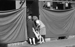 Hungary, Budapest V., Váci utca 17., 1972, Urbán Tamás, Show window, clothing store, Budapest, mannequin, peeking, Fortepan #89728