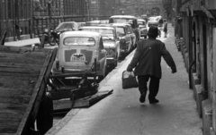 Hungary, Budapest VII., Munkás utca az Alsó erdősor felé nézve. Középen a Huszár utca kereszteződése., 1972, Urbán Tamás, street view, basket, automobile, old person, number plate, carrying loads, Budapest, Fortepan #89737