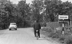 Magyarország, Szatmárcseke, Petőfi utca a település határában., 1970, Urbán Tamás, kerékpár, csehszlovák gyártmány, országút, Skoda Octavia, rendszám, helységnév tábla, határőr község, Fortepan #89744