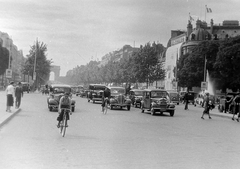 Franciaország, Párizs, Champs-Elysée, háttérben a diadalív., 1935, Fortepan, közlekedés, kerékpár, zászló, utcakép, automobil, diadalív, sugárút, neoklasszicizmus, Jean-François Chalgrin-terv, országúti kerékpár, gyalogátkelő, Fortepan #8975