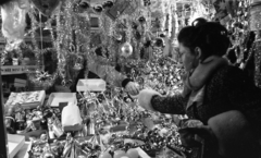 1976, Urbán Tamás, Christmas, shopping, fair, seller, Christmas decorations, Fortepan #89779