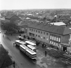 Magyarország, Monor, Kossuth Lajos utca, szemben a Forrás utca torkolata. A felvétel a katolikus templom tornyából készült., 1969, Urbán Tamás, autóbusz, magyar gyártmány, utcakép, városkép, életkép, Ikarus-márka, háztető, Ikarus 620/630, ÁMG-márka, Fortepan #89822