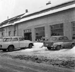 Magyarország, Kiskunlacháza, Rákóczi út 1., ABC áruház az átadásakor., 1969, Urbán Tamás, Moszkvics-márka, rendszám, önkiszolgáló, FSO Warszawa, Moszkvics 407, Fortepan #89828