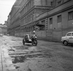 Magyarország, Budapest V., Városház utca, a Szervita (Martinelli) tér felől a Pesti Vármegyeháza felé nézve., 1965, Urbán Tamás, motorkerékpár, oldalkocsis motorkerékpár, bukósisak, Budapest, Fortepan #89832