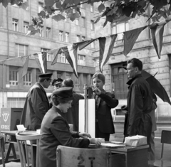 Magyarország, Budapest V., Erzsébet (Engels) tér, szemben a Harmincad utca torkolata. A Fővárosi Közlekedésbiztonsági Tanács KRESZ versenye., 1965, Urbán Tamás, egyenruha, zászló, esernyő, egyensapka, vizsga, Budapest, Fortepan #89833