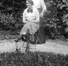 1920, Fortepan, garden, smile, summer, girl, leg over leg, Fortepan #8985